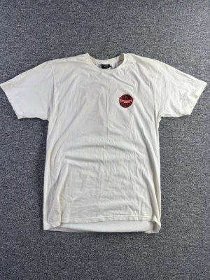 Stüssy World Tribe T-Shirt – Size L - Äkta Stüssy t-shirt med World Tour / Tribe logo på bröstet. Klassisk streetwear tee från ett av de mest ikoniska märkena inom streetwear.  📏 Storlek: L📐 Mått visas i bilderna✨ Skick: Bra skick – se bilder för detaljer  Perfekt till streetwear outfits tillsammans med jeans eller cargos.  💸 Följ mig så får du 10% rabatt på köpet!