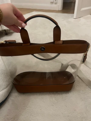 Transparent handväska från Ralph Lauren - Ralph lauren, aldrig använd. Passar till vardags samt som strand väska. 