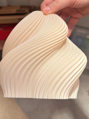 Beige vågig lampskärm 2 st - Unik lampskärm i beige plast med vågiga, organiska former och räfflad yta. Perfekt som modern inredningsdetalj för att ge rummet en konstnärlig touch. Passar e14 sockel