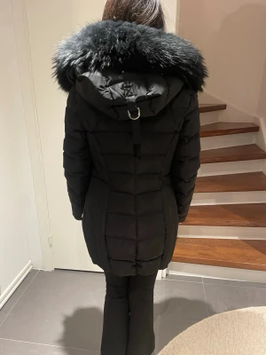 Svart Hollies jacka - En snygg svart Hollies jacka med svart päls.