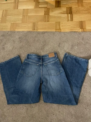 Baggy jeans - Skittsnygga baggy jeans från weekday! Tyver blivigt försmå för mig, darför kommer dom ej till andvändning. Hör av dig för frågor!💕💕🥰