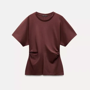 Röd figursydd t-shirt - Snygg röd t-shirt från Zara med korta ärmar och rund hals. Tröjan är figursydd och sitter snyggt nära kroppen. Nypris 279kr. Slutsåld 