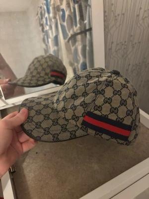 Gucci beige keps - Säljer en gucci keps beige använd några gånger passar jätte bra till outfit 