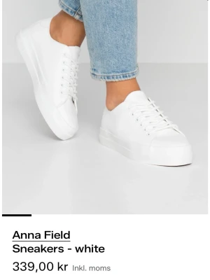 Vita sneakers - Säljer dessa skitsnygga sneakers från Anna field billigt då de var lite små för mig. Enbart använda en gång! Står att det är storlek 39 men skulle snarare säga storlek 38💕