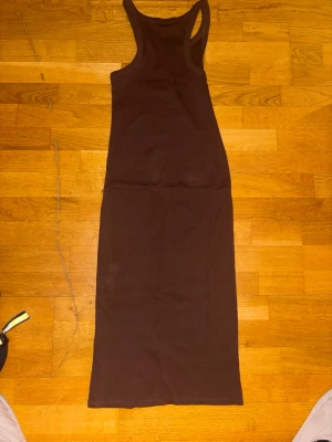 Brun långklänning i bomull - En brun ribbad långklänning ifrån STORIES i storlek xs. Den har en liten vit fläck. Pris kan diskuteras! 💕