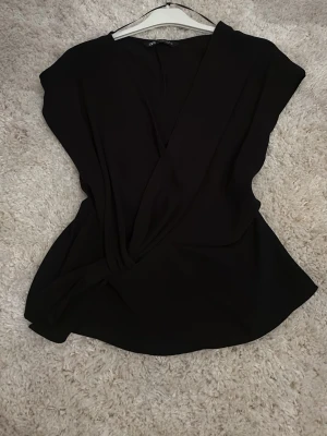 Svart omlottopp från Zara - Söt i nyskick