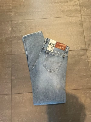 Tiger of Sweden jeans nya - Helt nya jeans ifrån tiger of Sweden med prislappen kvar på. Storlek W29 L32 i modellen straight. Snygga slitningar perfekt med lite ljusare färg nu till sommaren