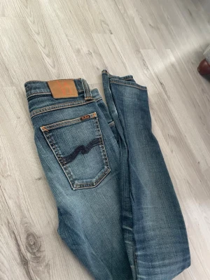 Nudie Jeans - Säljer du dessa otroligt snygga och fräscha jeans från nudie jeans för endast 500kr riktigt skön färg nu till våren och sommaren och dom passar någon som är runt 175, skriv gärna om du har någon fråga eller liknande