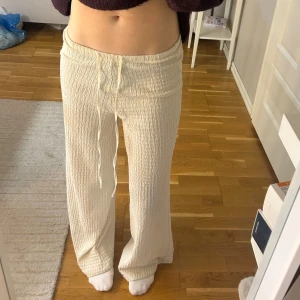 Linnebyxor Zara - Hej! Säljer dessa linne liknande byxor i krämvitt med ribbad struktur från Zara. Dom är lowwaist och köpta i Grekland men endast använda en kväll där💞 Jag är 173cm och dom sitter bra! Önskas fler bilder så hör av dig! 
