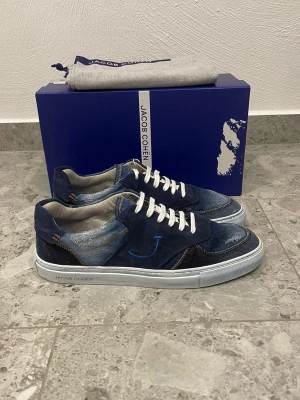 Helt Nya Jacob Cohën Skor - Helt Nya Jacob Cohen Skor || Storlek 44,5 || Nypris ca 7000kr || Mitt pris 3299kr || Box och Dustbag medföljer vid köp || Tveka inte på att höra av dig vid frågor eller funderingar 