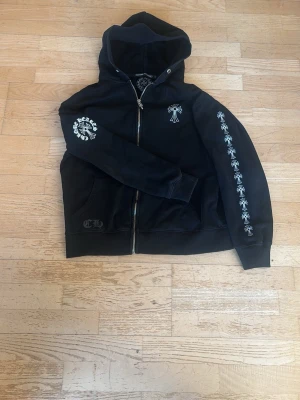 Svart chrome hoodie - En snygg svart zip hoodie i storlek L men passar som M.