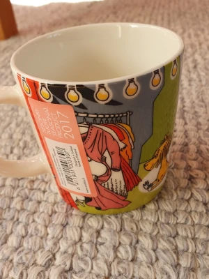 Muminmugg Sommarteater - Felfri Muminmugg som har etikett kvar. Rymmer 0,3l.