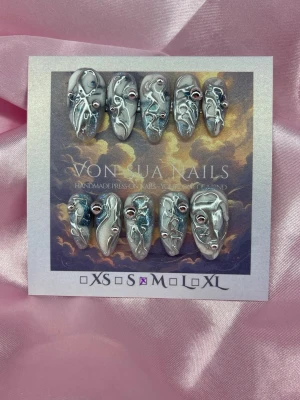 Molten (M);Medium Almond - Unika handgjorda press-on naglar i silver, holo och vitt med 3D-effekt, abstrakta mönster och små metalliska dekorationer. Naglarna har en medium mandelform och skimrande finish som ger en futuristisk vibe. Perfekta för dig som vill sticka ut med din nagelstil.M: 16 mm, 12 mm, 12,5 mm, 11,5 mm, 10 mm