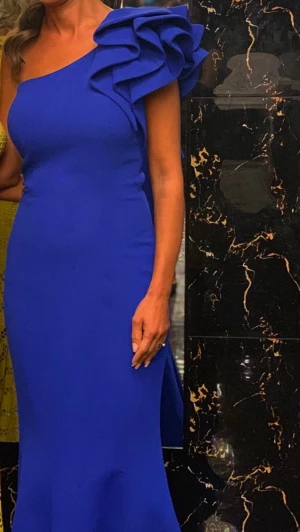 Blå festklänning/bröllopsklänning - Snygg blå festklänning endast använd en gång