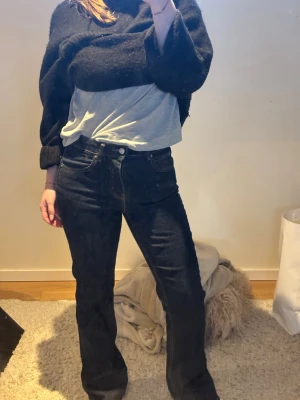 GINA TRICOT - Säljer ett par mörkblå jeans med raka ben och hög midja, då dem är för små för mig! 😍Klassisk femficksmodell med kontrastsömmar och knappgylf. Perfekta till vardagslooken och passar till det mesta. Materialet är kraftig denim i bomull.😍😍🩷 Andvända två gånger 