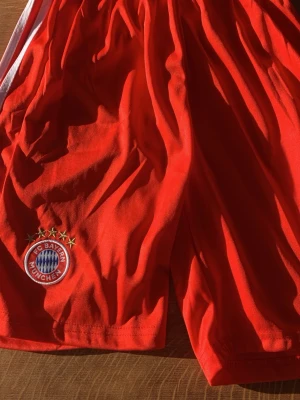 Bayern München kit - Rött hemma ställ 25/26 aldrig använts