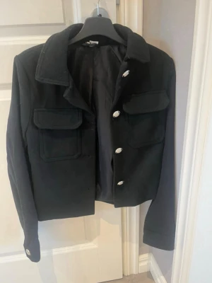 Svart kort jacka från H&M Divided - Säljer denna jacka då den tyvärr är för liten för mig, aldrig använt den.