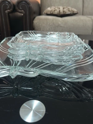Rektangulära glasskålar med mönster - Säljer ett set med rektangulära glasskålar i transparent glas. Skålarna har ett elegant mönster och finns i olika storlekar som kan staplas i varandra. Perfekta för servering eller dekoration.