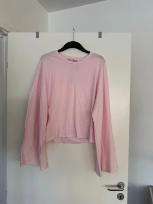 Långärmad tröja rosa  - Storlek XL. Aldrig använd. Köpt i butik så kan finnas skavanker. 
