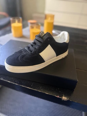 EN Flycrew Svart 39.5 - Valentino Garavani Flycrews i klassisk svart — ett ikoniskt par som inte längre tillverkas. ⚠️ Storleksguide: Denna modell är liten i storleken. Strl 38.5 passar som 39.5. Kommer bara med box