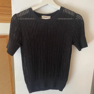 Stickad T-shirt  - Aldrig använt så dags att sälja denna fina stickade T-shirt från & other stories! 🤍