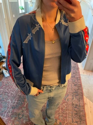 Blå bomberjacka med stjärnor - Säljer denna coola jacka eller kofta från non sense! Nypris 1000kr och är varsamt använd💙❤️ 