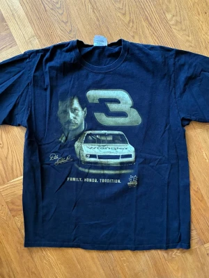 Svart vintage NASCAR t-shirt y2k street  - Cool svart t-shirt från Wrangler med stort NASCAR-tryck fram och bak. Motivet visar en racingbil, nummer 3 och texten 'Family. Honor. Tradition.' Trycket har en vintagekänsla och tröjan har normal passform och rund hals.