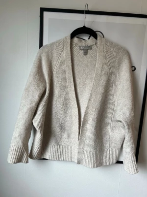 Stickad kofta - ASOS  - Beige stickad kofta från Asos. Storlek 32 men passar en 34. Lite noppig, se sista två bilderna - kan nog tas bort med en noppborttagare. I övrigt i fint skick 🌸