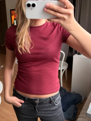 Vinröd  t-shirt  - Super skön och snygg vinröd T-shirt. Luftigt mjukt material 