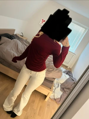 Röd tröja - Supersnygg vinröd offshoulder tröja från hm.