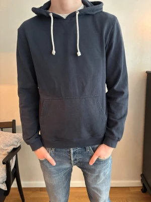 Mörkblå hoodie från Pier One  - Säljer en mörkblå hoodie från Pier One. Storleken är S, jag säljer den för endast 99kr! Skriv om du har några funderingar.