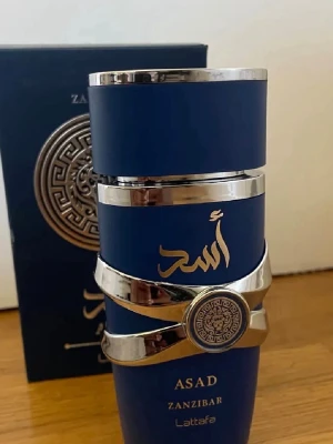 Lattafa Asad parfym blå helt nytt oöppnad —) - Lattafa Asad Zanzibar är en lyxig och väldig god parfym den är jättekänd! När man sprejar på huden så håller  doften sig mer än 6 timmar   den luktar så bra inte för starkt eller för svagt   Helt ny med boxen och plasten 