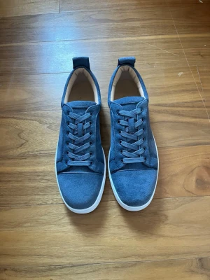 Christian Louboutin skor - ❗️1:1❗️Passar perfekt nu till sommaren. Enkelt att göra en skönt look med. Skorna är aldrig använda. Enda defekten på skorna är skosnöret, de sista bilden.