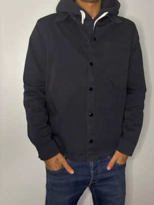 Filippa K Overshirt  - Stilren Filippa K overshirt som passar till allt!🤩 Storleken på denna overshirt är 48 vilket motsvarar ca M!😍 Modellen är 187 cm och väger 70 kg!🙌