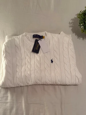 Knit wear polo Ralph Lauren tröja - Säljer en polo knit wear Ralph Lauren tröja i storlek M sälj pga av fel storlek😁  Fraktas samma dag som beställs om de inte är helg🚚  Hör bara av er vid mer info/bilder MVH Milo😁