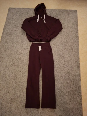 Röd tröja + byxor Gina tricot - Skön och trendig röd tröja + byxor från Gina tricot, liknar russemerch. Har båda fläckar (se bild 3,6). De är båda i strl M. Tröjan är sann i strl. OBS- Byxorna upplevs vara väääldigt små i storleken. (De är mindre än mina exakt likadana byxor i blått/grått i XS) Jag upplever därför att de passar en XXS. Dessa går även att köpa separat. (Se i min profil) Nypris 660kr. Hör av dig vid funderingar och är öppen för bud!