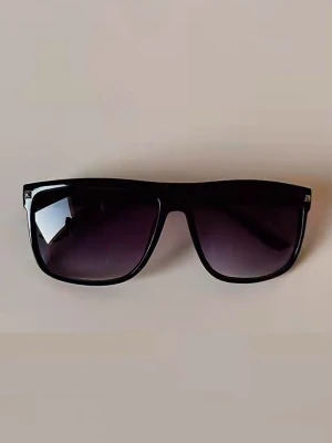 R@yban liknande solglasögon (INTRESSEKOLL) - Tjena! Tänkte köra en intressekoll på dessa feta glasögon. Dem är nästan identiska med Rayban, förutom att dessa är mycket billigare, och utan logga. Skicka ett pm vid intresse, skicka bud. (Obs: köp inte annonsen då det är en intressekoll!)