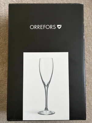 Orrefors champagneglas 2-pack - Elegant champagneglas från Orrefors.. Glaset har en smal, hög kupa och lång fot som ger en lyxig känsla till festen eller middagen. Perfekt för att njuta av bubbel och mousserande vin.
