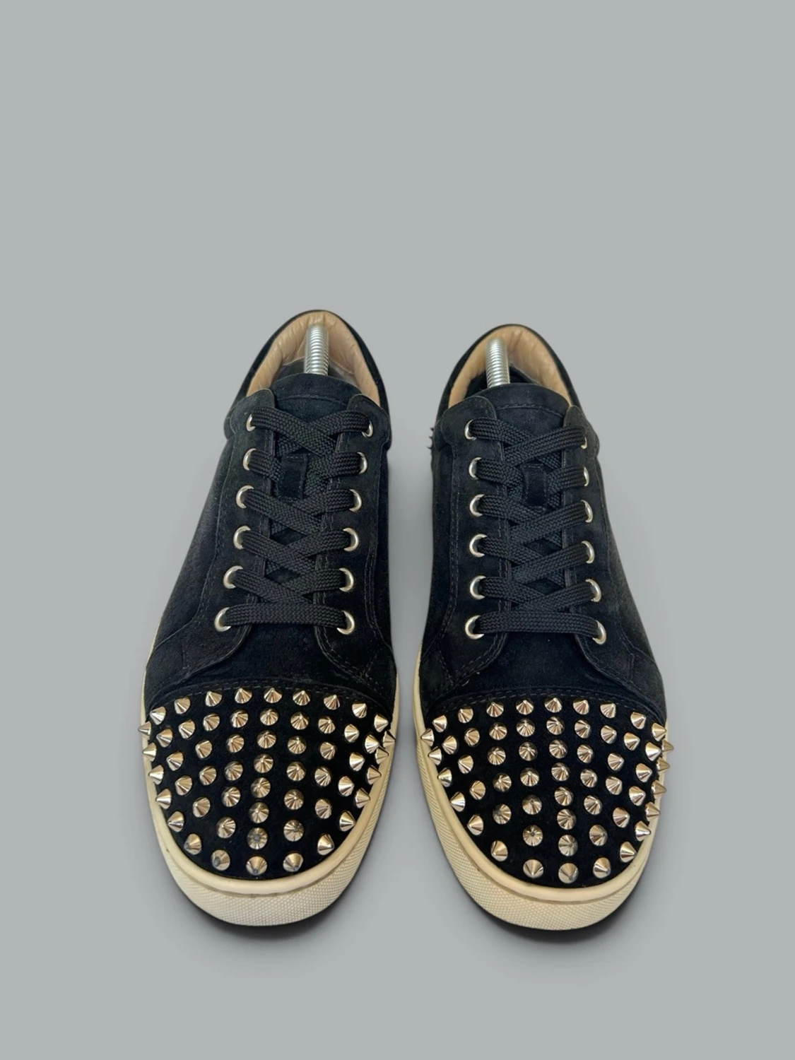 Louboutin Seavaste Skor I Svarta Mocka Silverfärgade Spikar - 1