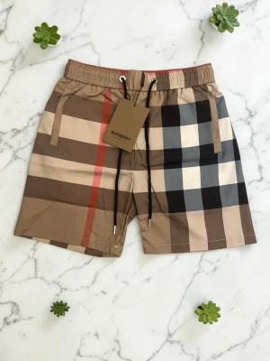 Burberry badshorts - Säljer dessa riktigt fina oanvända badshorts i storlek M! Hör av er ifall ni har några frågor eller vill ha fler bilder! ⭐️