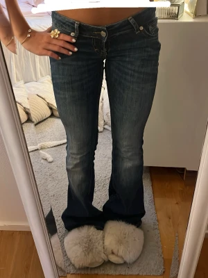 Lågmidjade jeans  - Kommer tyvärr inte till användning längre. Fint skick men har defekter längst ner på benen. Storlek XS short lenght☺️