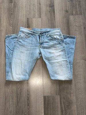 Dondup jeans - Hallå, säljer nu dessa stilrena jeans från dondup. Jeansen är i mycket bra skick och endast andvända ett fåtal gånger. Den är i en fräsch ljusblå färg som passar perfekt nu inför sommaren. Vid minsta funderingar hör av er😊