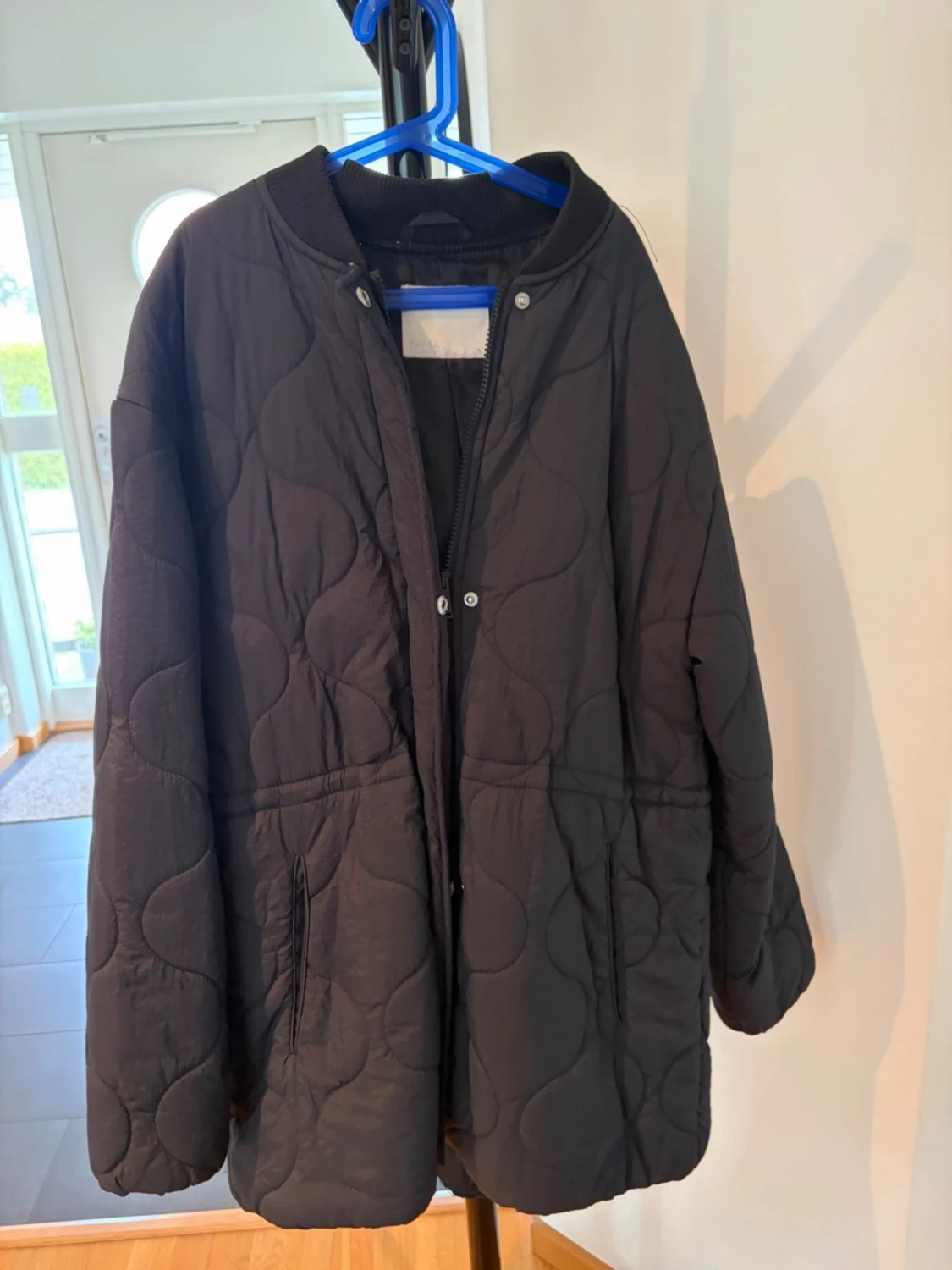 Svart quiltad pufferjacka