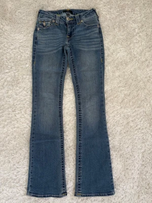 True Religion Jeans - Snygga true religion jeans i modellen Becca. Storlek 23💕 Väldigt bra skick!