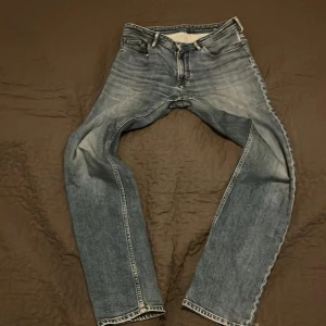 Acne studios  - Acne studios Jeans byxor, storlek 30, jätte fint skick knappt använda. Ny pris 2000. Skriv vid frågor. Skickar direkt vi köp! Det är ett litet hål i rumpan 