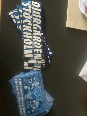 Djurgården Stockholm klistermärken - Säljer ett gäng blå och vita klistermärken med Djurgården Stockholm- och DIF-tryck. Perfekta för att visa ditt stöd för laget. Motiv med text och spelarbilder, samt DIF-logga. Passar att sätta på laptop, cykel eller vattenflaska. 30 av förevigt en legend och 20 av djurgården stockholm