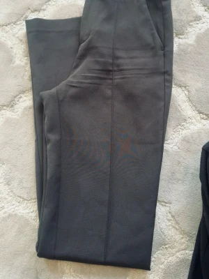 Svarta kostymbyxor från Gina Tricot - Snygga svarta kostymbyxor från Gina Tricot med raka ben och pressveck i storlek xs🤍