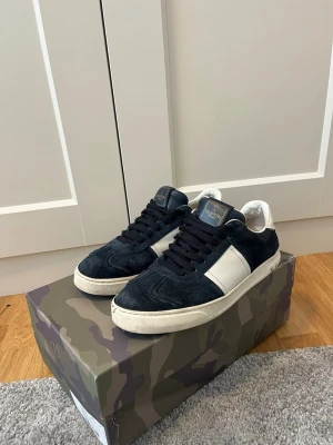 Valentino Flycrews - Hej, säljer nu ett par extremt feta Flycrews som passar perfekt nu inför sommaren! Ena skon saknar en nit annars så finns alla. Skorna är i storlek 41,5. Boxen är ifrån ett par rockrunners men spelar ej någon roll eftersom att valentino använder sig av samma boxar. Hör av dig vid minsta fundering😁