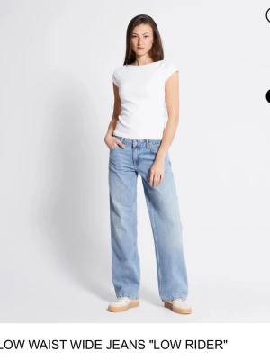 Low waist wide jeans - Skitsnygga trendiga wide jeans med låg midja som jag nu vuxit ur. Dessa jeans var mina favoriter.. men hoppas nu på att någon ny kan ta över🎉 de passar XS också!