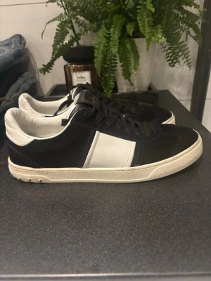 Valentino Flycrews  - Jätte snygga och somriga Flycrews. Jätte fint skick och knappt använda och säljer då jag tröttnat på modellen. Skriv angående frunderingar! Alla bitar är kvar och boxen ingår även.